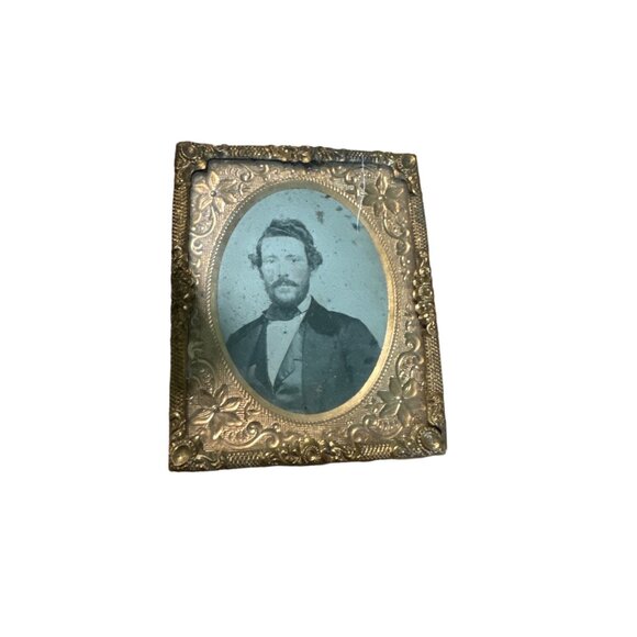 Antique Victorian Daguerreotype Of Serious Bearded Man In Ornate Frame - Picture 7 of 9
